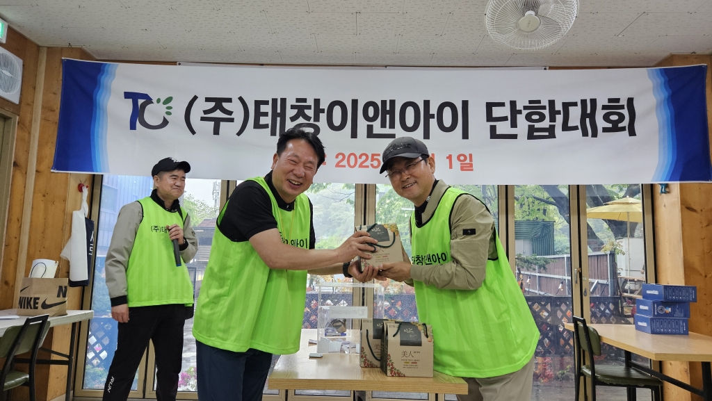 5- 경품 받으시는 사장님.jpg