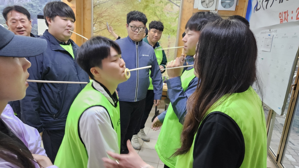 4- 나무젓가락으로 양파링 빨리 옮기기.jpg