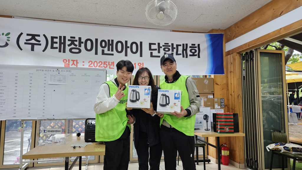 6- 시상하시는 박종대 상무님 사모님.jpg