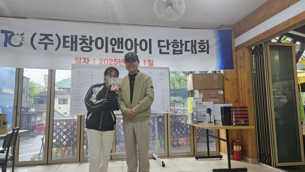 15- 가족 팔씨름 우승자.jpg